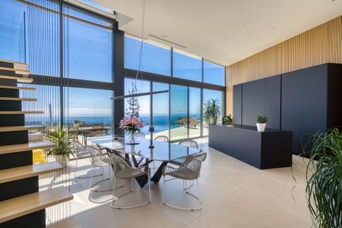 Superbe villa de cinq chambres située à Altos de Los Monteros avec vue panoramique sur la mer