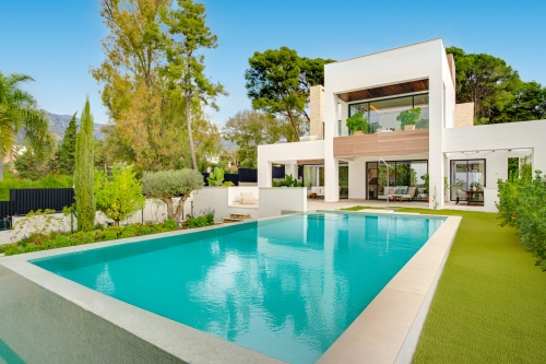 Luxury nouvellement construit, villa de quatre chambres, orientée sud située dans une communauté fermée exclusive au bord du Golden Mile de Marbella