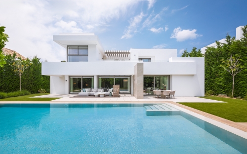 Élégante villa contemporaine avec 5 chambres en suite à El Paraiso, New Golden Mile, Marbella