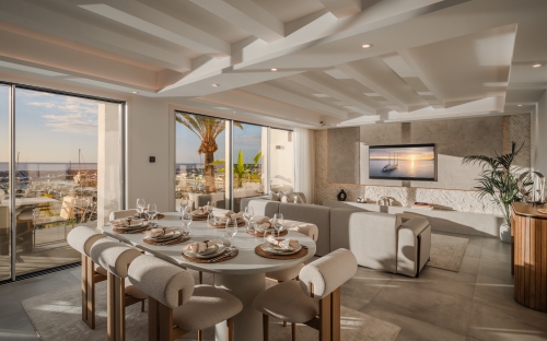 Lumineux et spacieux duplex penthouse entièrement rénové en première ligne de la marina de Puerto Banus