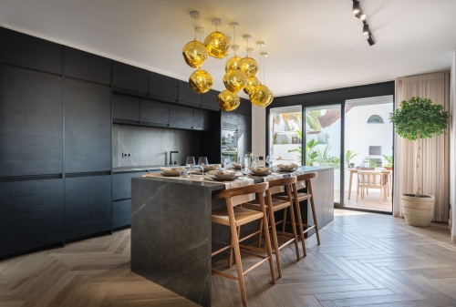 Vivez l'exceptionnel : 3 chambres, intérieurs lumineux et terrasse spacieuse avec cuisine d'été. Proche de tout, prêt pour vous.