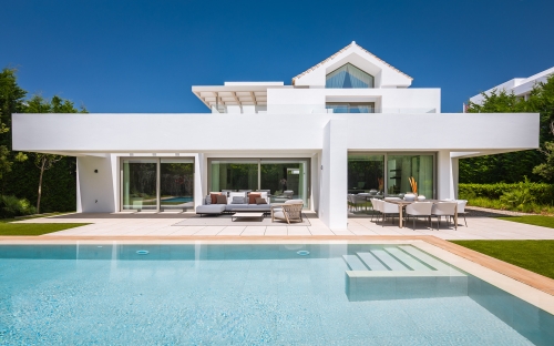 Villa moderne de 5 chambres à vendre à El Paraíso, New Golden Mile, Marbella