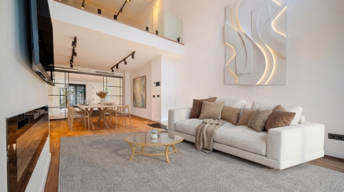 Unique maison de designer avec 5m de plafonds et terrasse sur le toit à Estepona